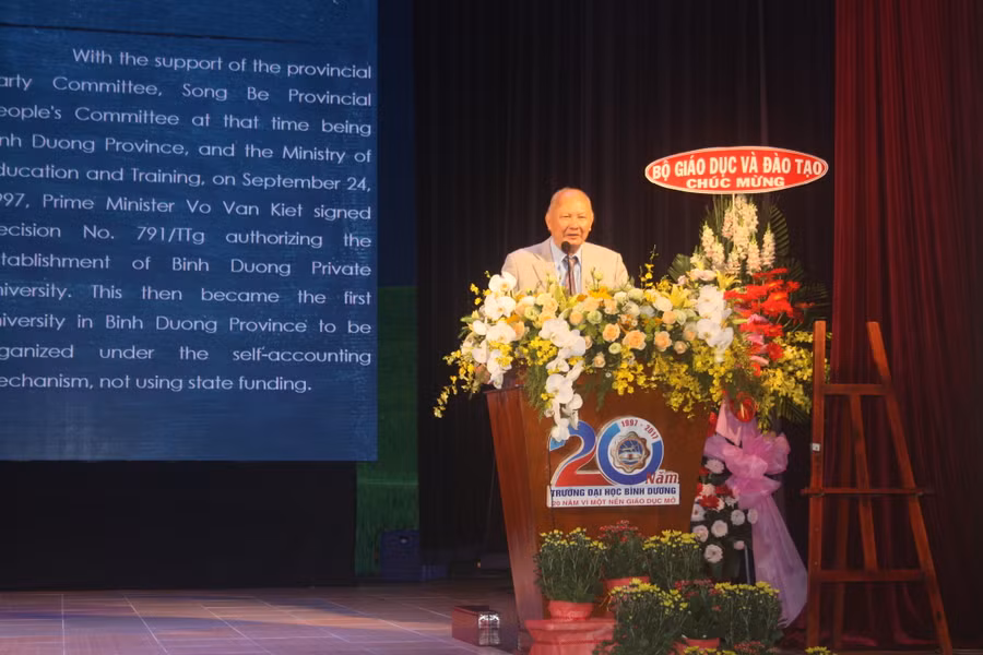 GS - VS Cao Văn Phường – Hiệu trưởng Trường Đại học Bình Dương phát biểu tại buổi lễ GS - VS Cao Văn Phường – Hiệu trưởng Trường Đại học Bình Dương phát biểu tại buổi lễ