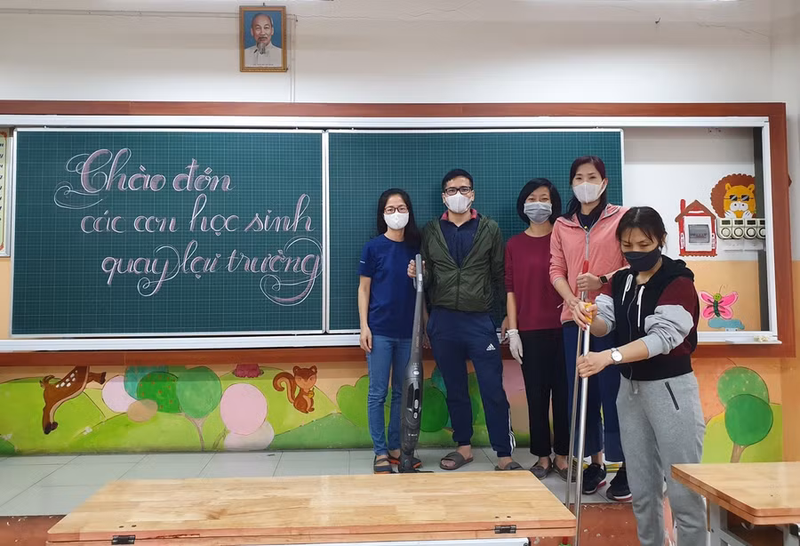 Giáo viên trường Tiểu học Đông Thái (Tây Hồ, Hà Nội) vệ sinh, khử khuấn lớp học chuẩn bị đón học sinh trở lại.