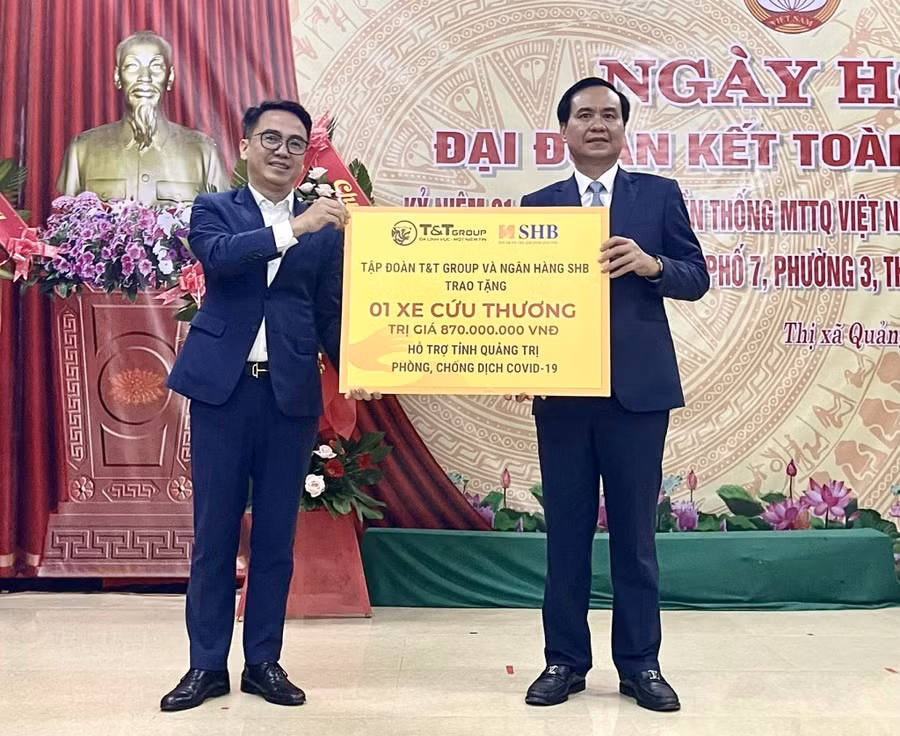 Đại diện Tập đoàn T&T Group trao tặng 1 xe cứu thương hỗ trợ tỉnh Quảng Trị phòng, chống dịch COVID-19. Đại diện Tập đoàn T&T Group trao tặng 1 xe cứu thương hỗ trợ tỉnh Quảng Trị phòng, chống dịch COVID-19.