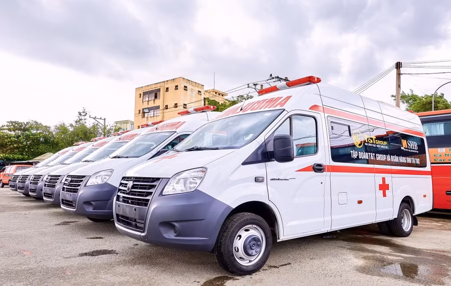 Xe cứu thương do T&T Group và Ngân hàng SHB tài trợ được nhập khẩu từ Nga, thương hiệu GAZ với đầy đủ các tính năng ưu việt để phục vụ cho đội ngũ y tế sử dụng trong công tác vận chuyển, cấp cứu bệnh nhân. Xe cứu thương do T&T Group và Ngân hàng SHB tài trợ được nhập khẩu từ Nga, thương hiệu GAZ với đầy đủ các tính năng ưu việt để phục vụ cho đội ngũ y tế sử dụng trong công tác vận chuyển, cấp cứu bệnh nhân.