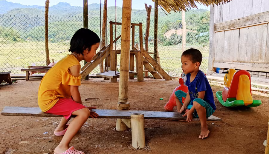 Những chiếc bập bênh được làm bằng luồng cho các bé chơi.