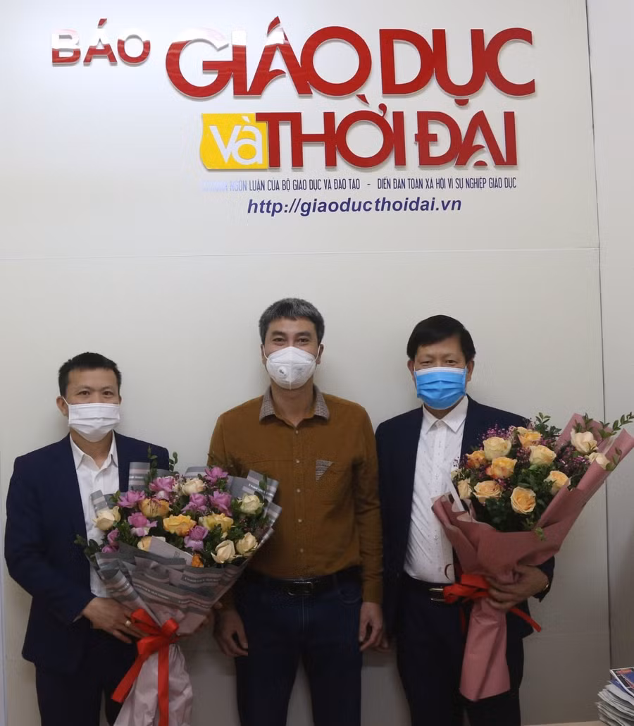 Ông Ngô Tiến Nha (giữa) - Phó phụ trách văn phòng thường trú Báo Giáo dục và Thời đại khu vực Việt Bắc cùng hai khách mời tham gia cuộc Giao lưu trực tuyến.