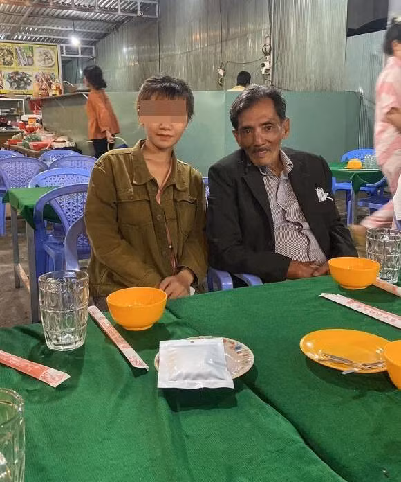 Thương Tín gầy hơn so với trước đây. Thương Tín gầy hơn so với trước đây.