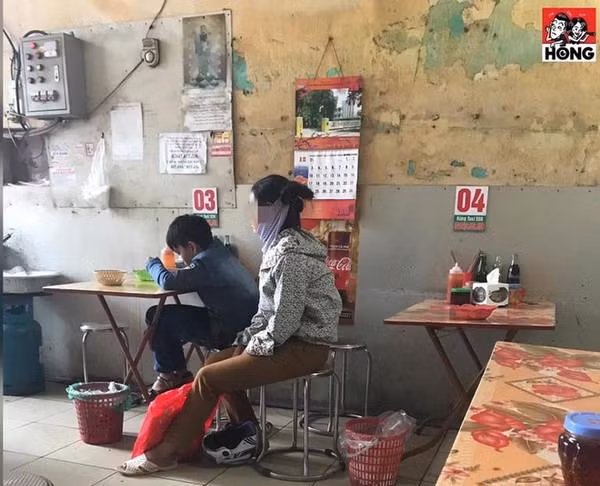 Cay khoé mắt cảnh người mẹ gọi một bát phở rồi lẳng lặng nhìn con trai ăn