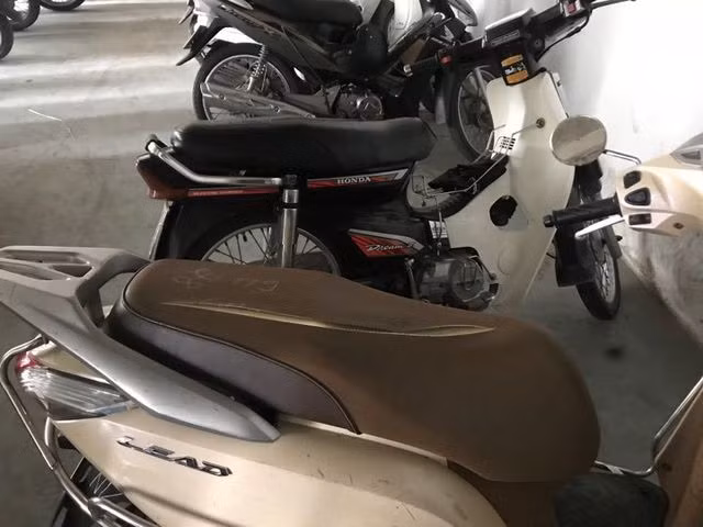 Hà Nội: Hàng loạt xe máy trong khu chung cư bị rạch nát yên - 8