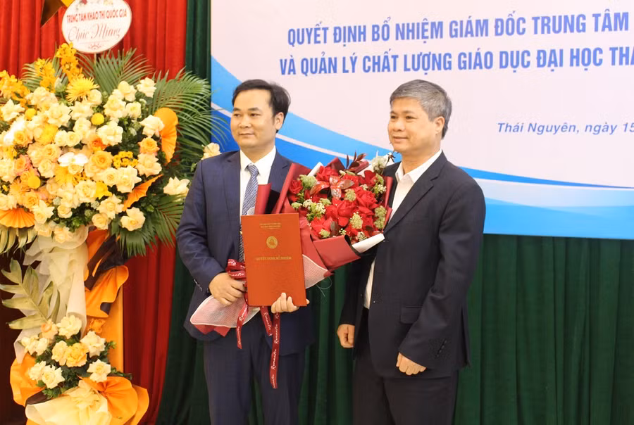 PGS.TS Trần Thanh Vân – Phó Giám đốc Đại học Thái Nguyên trao quyết định và tặng hoa cho tân Giám đốc Trung tâm Khảo thí và Quản lý chất lượng giáo dục Đại học Thái Nguyên