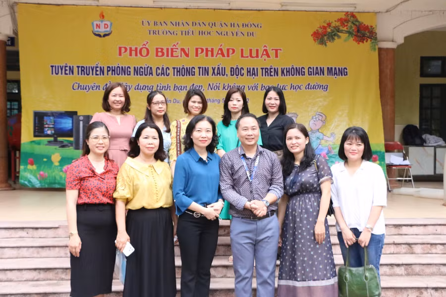 Cô Ngô Thị Hồng Lương (thứ 3 từ trái sang hàng dưới) - Hiệu trưởng nhà trường nhấn mạnh vai trò và ý nghĩa quan trọng của chương trình lần này.
