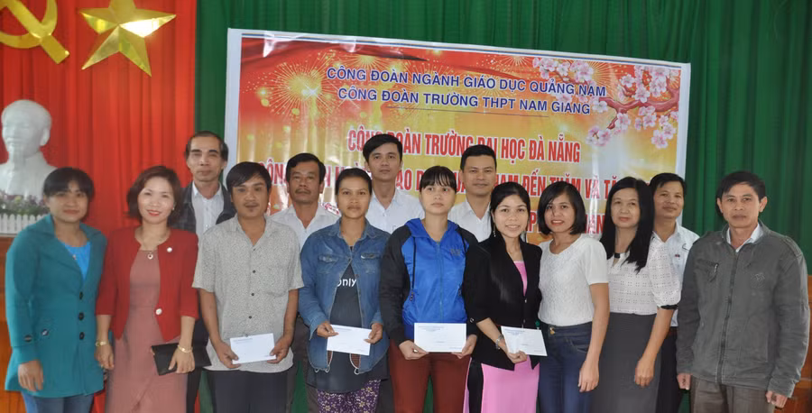 Tập thể cán bộ, giáo viên xúc động khi nhận được sự quan tâm, động viên từ Công đoàn Đại học Đà Nẵng.