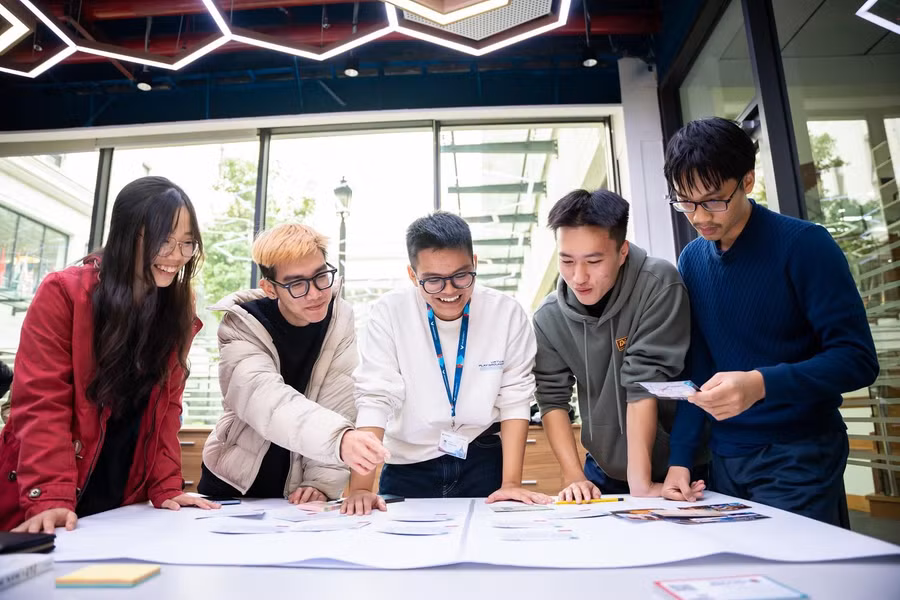 Các thiết kế không gian linh hoạt, sáng tạo tại Trung tâm khởi nghiệp E-Lab tại VinUni hỗ trợ các nhu cầu về khu làm việc mở, hay nơi tổ chức hội thảo, chia sẻ ý tưởng, thiết kế mô hình cho các dự án của sinh viên. Các thiết kế không gian linh hoạt, sáng tạo tại Trung tâm khởi nghiệp E-Lab tại VinUni hỗ trợ các nhu cầu về khu làm việc mở, hay nơi tổ chức hội thảo, chia sẻ ý tưởng, thiết kế mô hình cho các dự án của sinh viên.