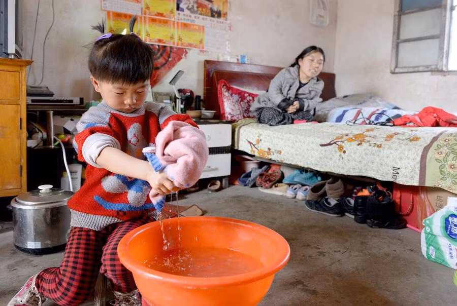 Nghẹn lòng cảnh bé gái 5 tuổi chăm sóc bố mẹ tàn tật