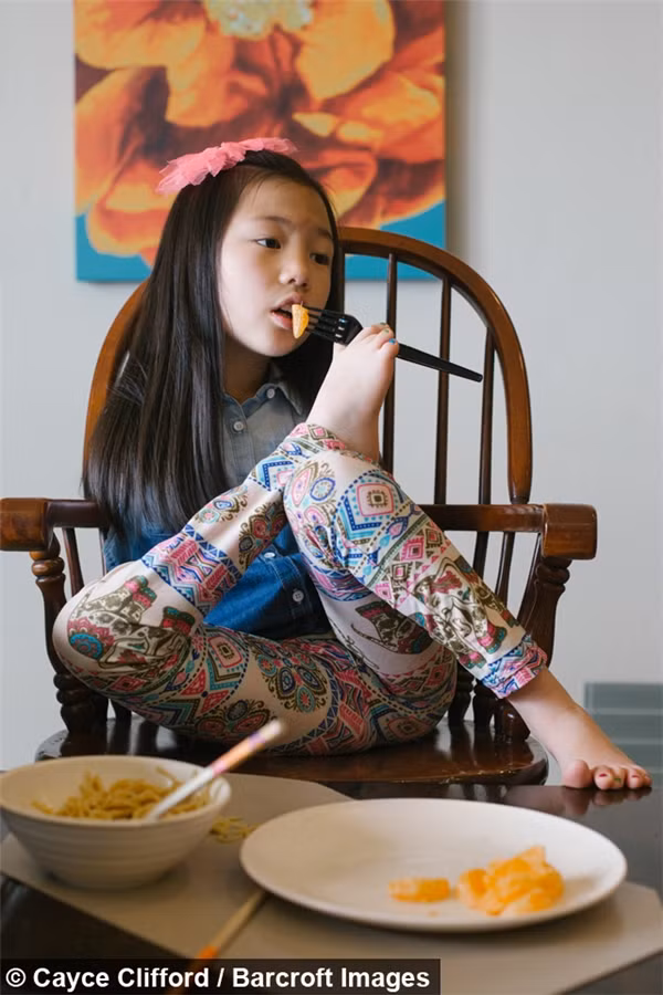 Nể phục với cô bé không có tay làm điều kì diệu