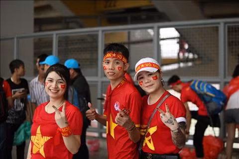 TRỰC TIẾP TỪ BUKIT JALIL Mặc trời mưa, CĐV Việt Nam vẫn ào ào đến sân hình ảnh 2