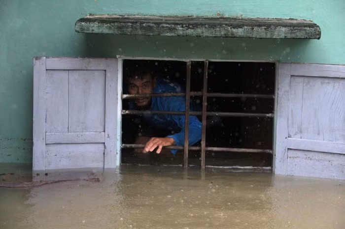 Mưa lịch sử nước ngập đến cổ người, hàng trăm ngôi nhà chỉ còn nhìn thấy nóc ảnh 7 Mưa lịch sử nước ngập đến cổ người, hàng trăm ngôi nhà chỉ còn nhìn thấy nóc ảnh 7