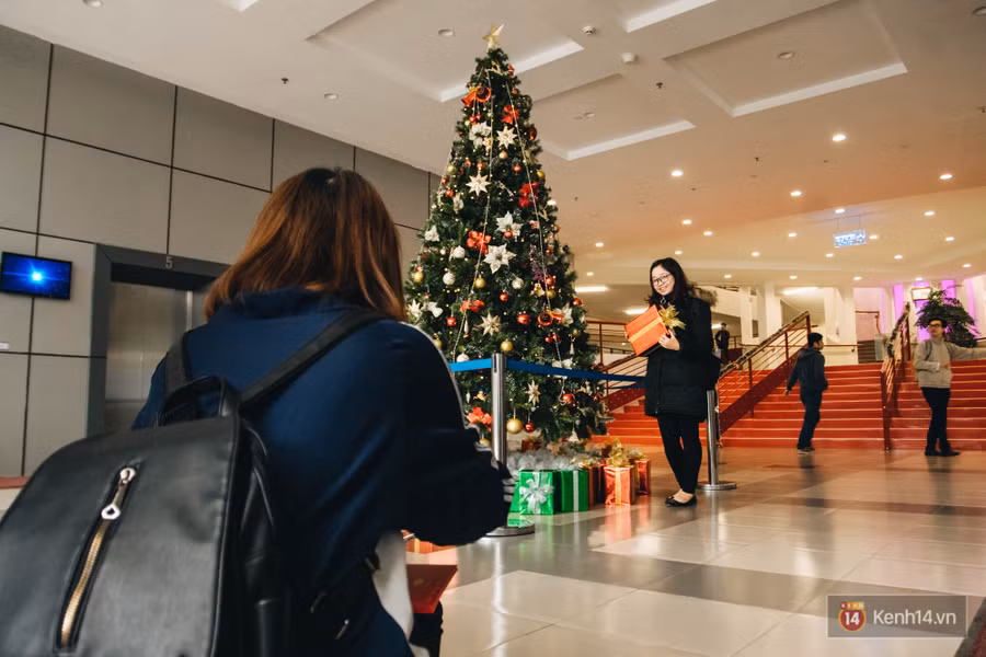 Xịn như Kinh tế Quốc dân: Dựng không gian checkin Noel sang như khách sạn bên trong toà nhà thế kỷ 96.000 m2 với 17 thang máy! - Ảnh 15.