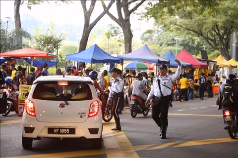 TRỰC TIẾP TỪ BUKIT JALIL Trời đổ mưa tầm tã trước trận đấu hình ảnh 2