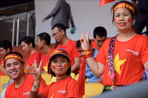 Trực tiếp CĐV Việt Nam tại lượt đi chung kết AFF Cup 2018 hình ảnh