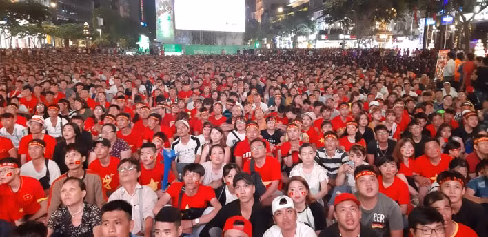 Cờ đỏ sao vàng, cờ Hàn Quốc và Cúp vàng giương cao sau trận Malaysia 2-2 Việt Nam ảnh 1 Chú thích ảnh