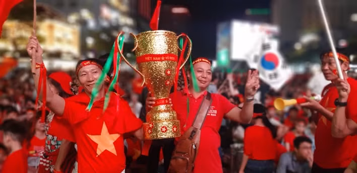 Cờ đỏ sao vàng, cờ Hàn Quốc và Cúp vàng giương cao sau trận Malaysia 2-2 Việt Nam ảnh 6 Chú thích ảnh