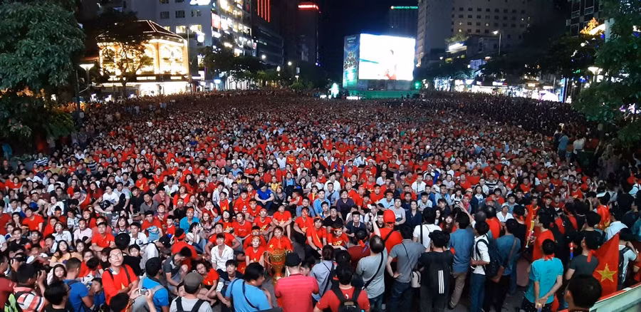Cờ đỏ sao vàng, cờ Hàn Quốc và Cúp vàng giương cao sau trận Malaysia 2-2 Việt Nam ảnh 8 Chú thích ảnh