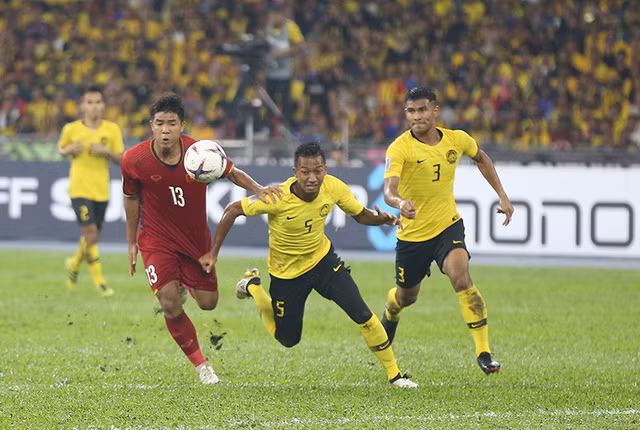  Đức Chinh (trái) bỏ lỡ ít nhất hai cơ hội ghi bàn ở trận đấu tại Bukit Jalil 