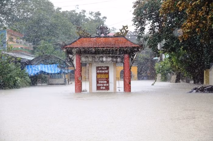 Mưa lịch sử nước ngập đến cổ người, hàng trăm ngôi nhà chỉ còn nhìn thấy nóc ảnh 15 Mưa lịch sử nước ngập đến cổ người, hàng trăm ngôi nhà chỉ còn nhìn thấy nóc ảnh 15