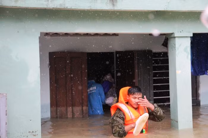 Mưa lịch sử nước ngập đến cổ người, hàng trăm ngôi nhà chỉ còn nhìn thấy nóc ảnh 6 Mưa lịch sử nước ngập đến cổ người, hàng trăm ngôi nhà chỉ còn nhìn thấy nóc ảnh 6