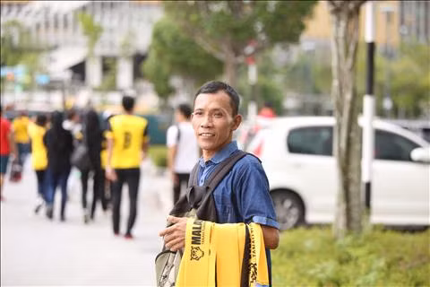 TRỰC TIẾP TỪ BUKIT JALIL Trời đổ mưa tầm tã trước trận đấu hình ảnh 2