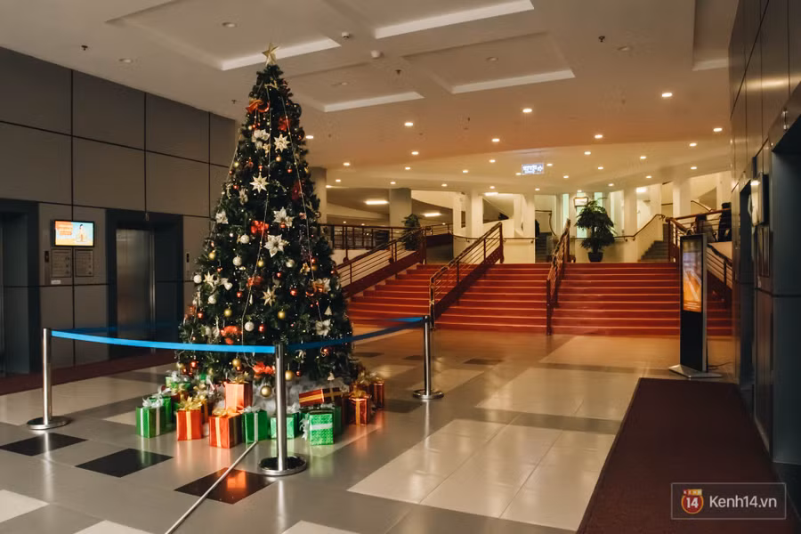 Xịn như Kinh tế Quốc dân: Dựng không gian checkin Noel sang như khách sạn bên trong toà nhà thế kỷ 96.000 m2 với 17 thang máy! - Ảnh 8.