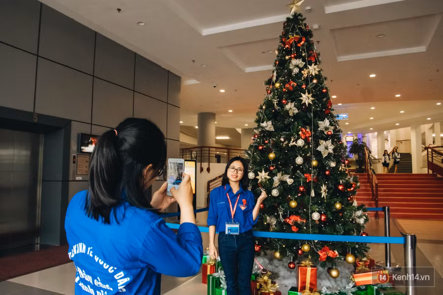 Xịn như Kinh tế Quốc dân: Dựng không gian checkin Noel sang như khách sạn bên trong toà nhà thế kỷ 96.000 m2 với 17 thang máy! - Ảnh 16.