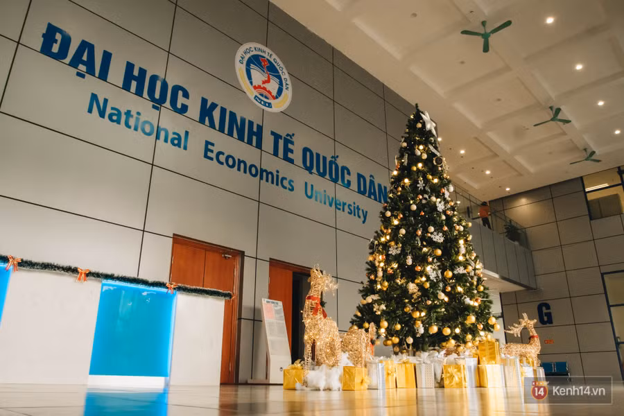 Xịn như Kinh tế Quốc dân: Dựng không gian checkin Noel sang như khách sạn bên trong toà nhà thế kỷ 96.000 m2 với 17 thang máy! - Ảnh 1.