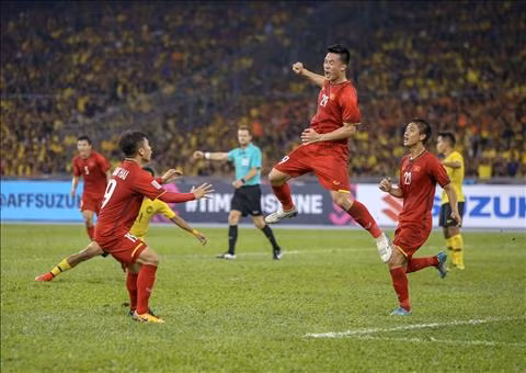 Huy Hùng nhận phần thưởng cực khủng sau bàn mở tỷ số vào lưới Malaysia