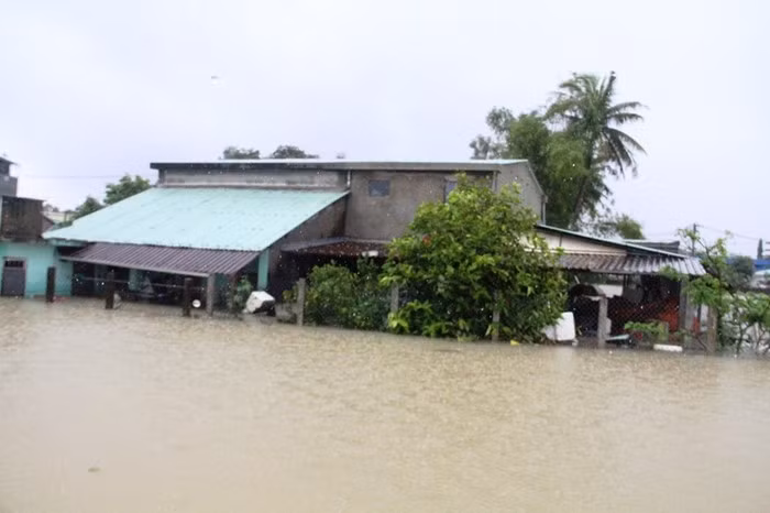 Mưa lịch sử nước ngập đến cổ người, hàng trăm ngôi nhà chỉ còn nhìn thấy nóc ảnh 8 Mưa lịch sử nước ngập đến cổ người, hàng trăm ngôi nhà chỉ còn nhìn thấy nóc ảnh 8