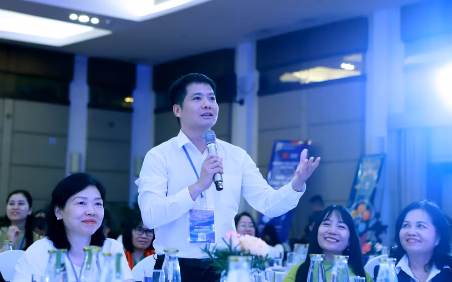 Thầy Đào Chí Mạnh, Hiệu trưởng Trường Tiểu học Hội Hợp B (TP Vĩnh Yên, Vĩnh Phúc) trao đổi ý kiến tại Hội thảo.