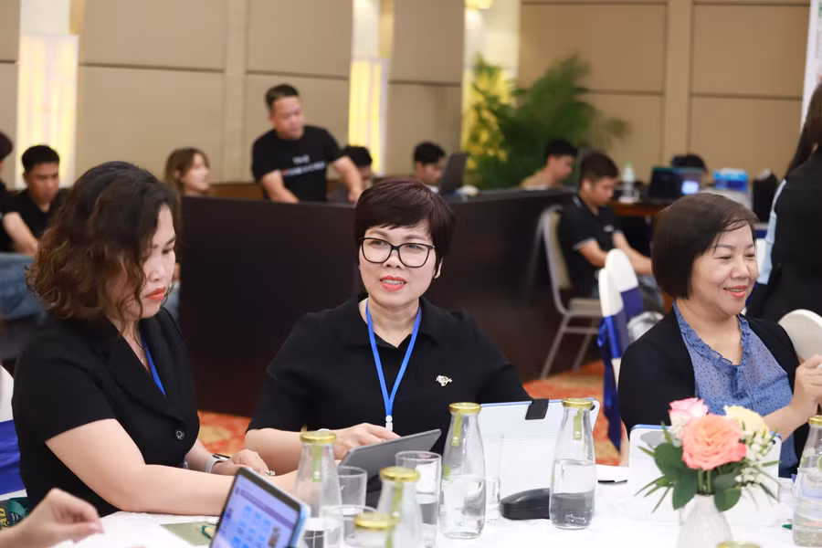 Các đại biểu cùng nhau thảo luận ý kiến về chủ đề được diễn giả trao đổi.