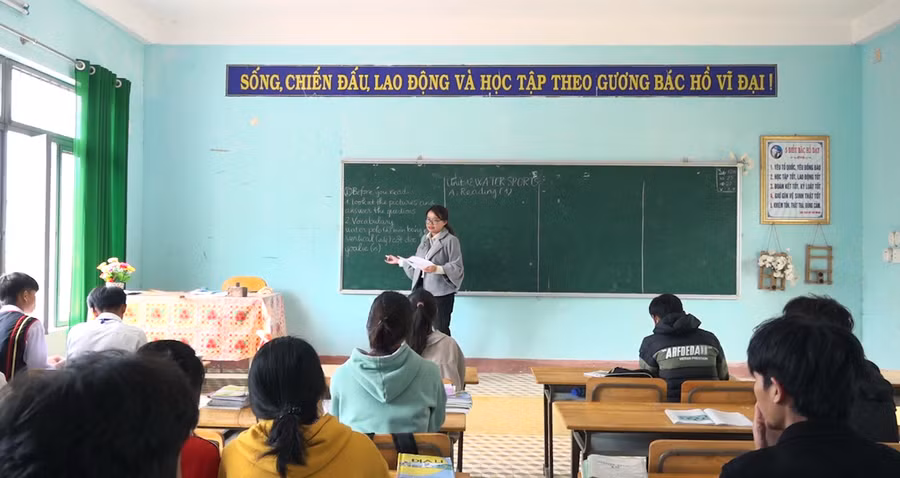 Theo cô giáo Nguyễn Thị Minh Hiền, ưu tiên hàng đầu là giúp các em nắm vững kiến thức cơ bản. Theo cô giáo Nguyễn Thị Minh Hiền, ưu tiên hàng đầu là giúp các em nắm vững kiến thức cơ bản.