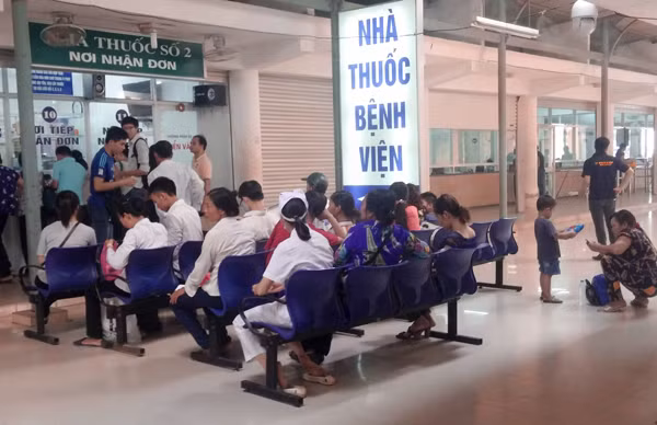 Bộ Y tế yêu cầu tích trữ thuốc, bán 24/24h dịp Tết Bộ Y tế yêu cầu tích trữ thuốc, bán 24/24h dịp Tết