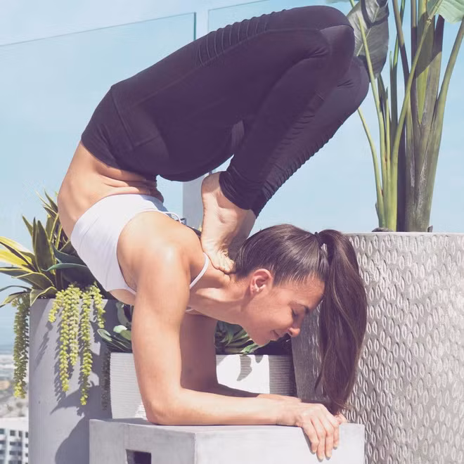 Nữ thần Yoga học lỏm động tác múa bụng của… người ngoài hành tinh ảnh 2 Nữ thần Yoga học lỏm động tác múa bụng của… người ngoài hành tinh ảnh 2