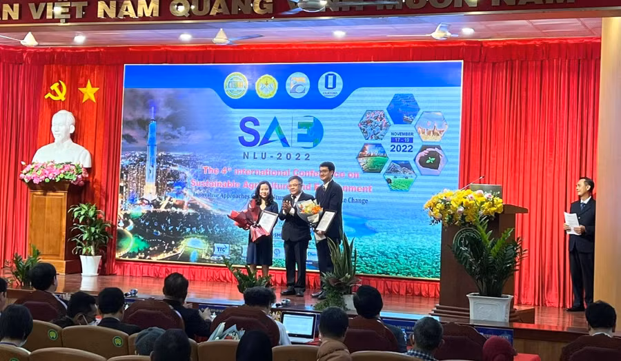 Đại diện Trường ĐH Nông Lâm TPHCM tặng hoa cho các đại biểu quốc tế. 