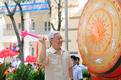 Tổng Bí thư, Chủ tịch nước Nguyễn Phú Trọng dự lễ khai giảng Trường THPT Nguyễn Gia Thiều ngày 4/9/2014 (Ảnh: Báo Thanh niên)
