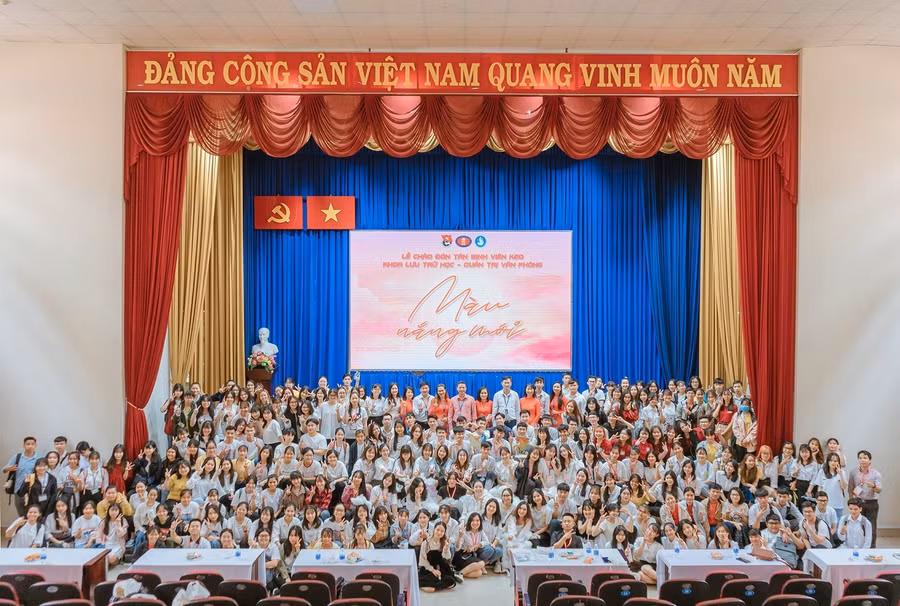 Sinh viên theo học ngành Lưu trữ học - Quản trị văn phòng trong một hoạt động khoa học. Sinh viên theo học ngành Lưu trữ học - Quản trị văn phòng trong một hoạt động khoa học.