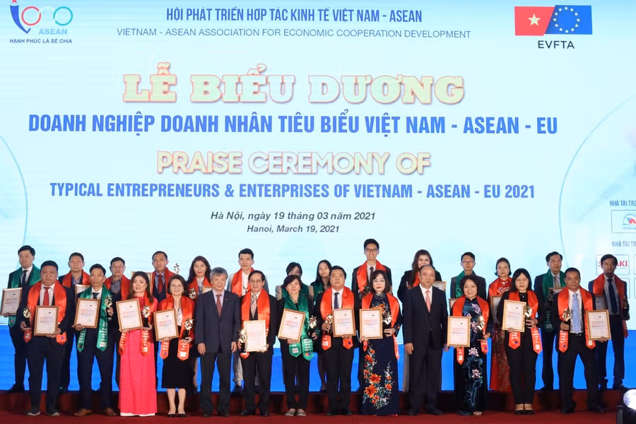 Bà Nguyễn Thị Giang, Tổng Giám Đốc công ty IMAP cùng các doanh nghiệp dẫn đầu các ngành Việt Nam - ASEAN - EU