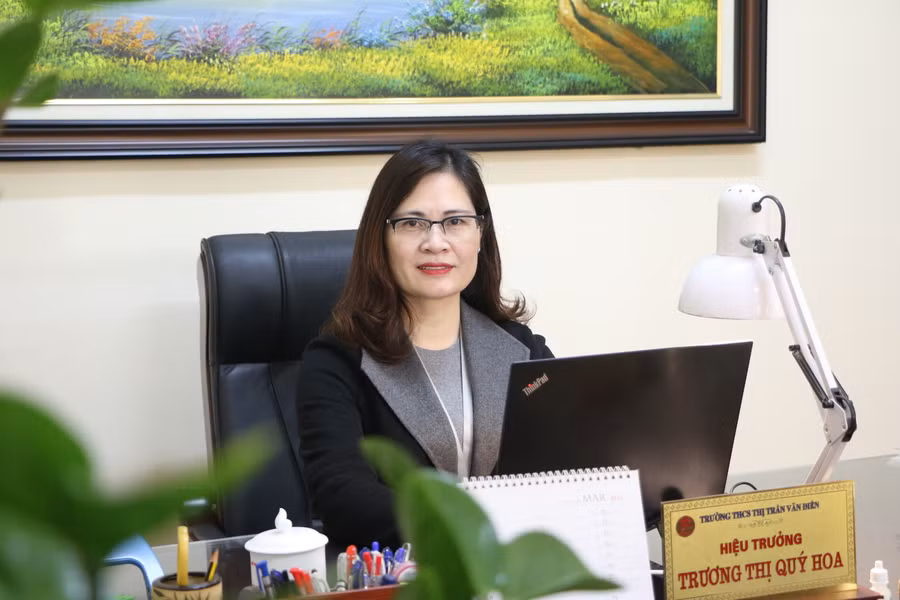 Cô Trương Thị Quý Hoa - Hiệu trưởng Trường THCS Thị trấn Văn Điển cho biết, hiện toàn trường có 43 lớp với 1.824 học sinh. Ảnh: Đình Tuệ. Cô Trương Thị Quý Hoa - Hiệu trưởng Trường THCS Thị trấn Văn Điển cho biết, hiện toàn trường có 43 lớp với 1.824 học sinh. Ảnh: Đình Tuệ.