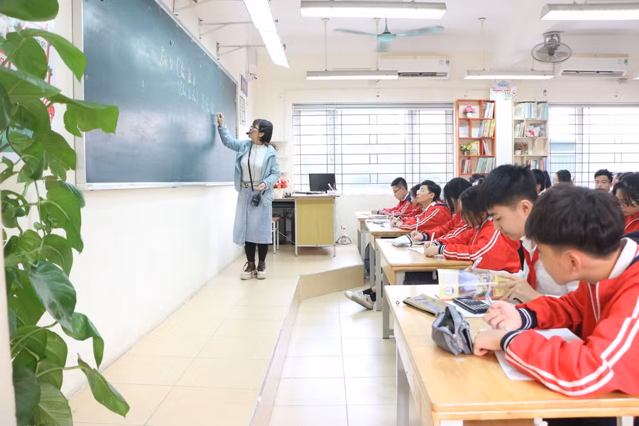 Tại các phòng học đều được bố trí cây xanh, hệ thống âm thanh TOA, máy chiếu, tủ sách thư viện, tủ thuốc y tế... để phục vụ học sinh. Tại các phòng học đều được bố trí cây xanh, hệ thống âm thanh TOA, máy chiếu, tủ sách thư viện, tủ thuốc y tế... để phục vụ học sinh.