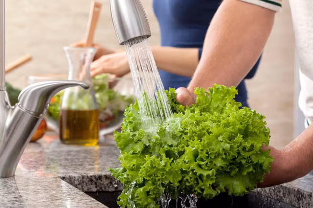 Với mỗi loại rau khác nhau bạn nên lựa chọn một cách rửa phù hợp