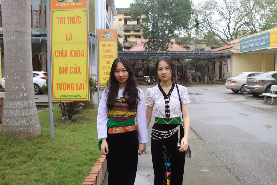 Thảo Linh (bên phải) cùng cô bạn cùng lớp Bùi Thị Thu Thảo. Cả hai cùng giành được thành tích cao tại kỳ thi học sinh giỏi cấp tỉnh, năm học 2022-2023. Ảnh: LT.