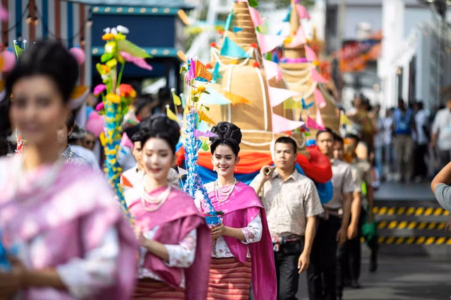 Dân tình náo loạn với nhan sắc cực phẩm của nữ thần Thungsa trong lễ Songkran 2019 tại Thái Lan - Ảnh 12.
