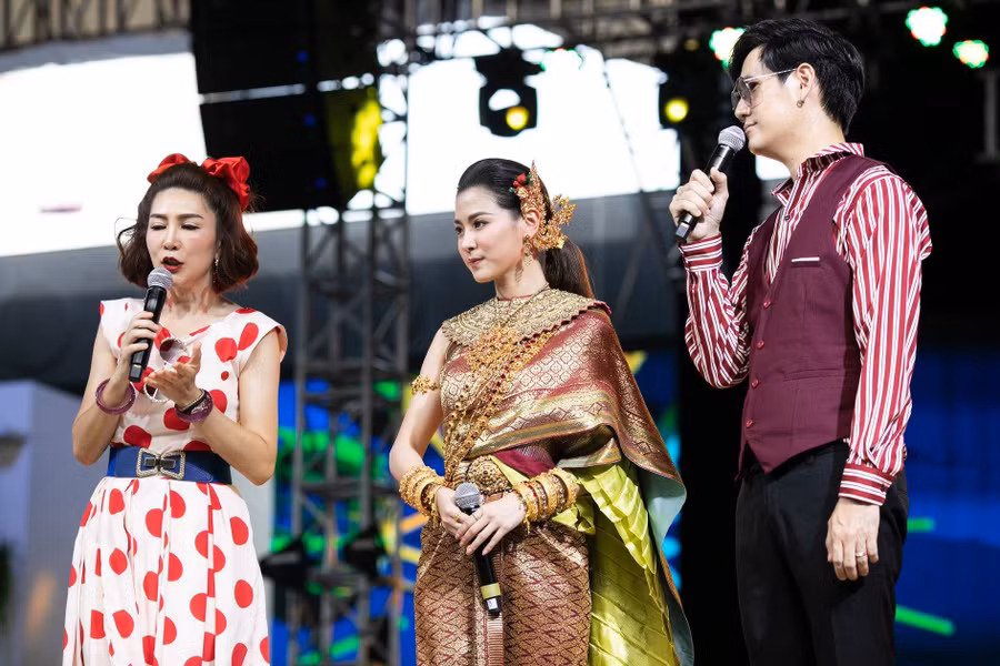 Dân tình náo loạn với nhan sắc cực phẩm của nữ thần Thungsa trong lễ Songkran 2019 tại Thái Lan - Ảnh 11.