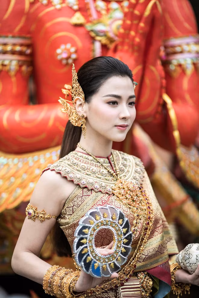 Dân tình náo loạn với nhan sắc cực phẩm của 'nữ thần Thungsa' trong lễ Songkran 2019 tại Thái Lan - Ảnh 1.