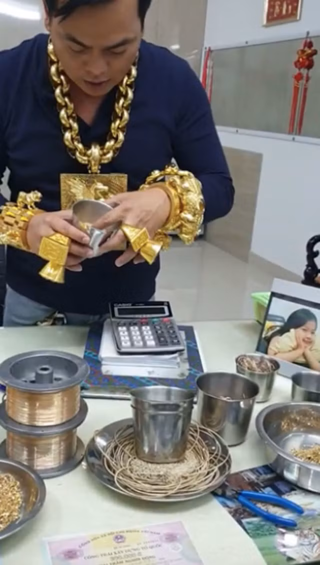 Ngã ngửa với "lò luyện vàng" trong nhà Phúc XO ảnh 5