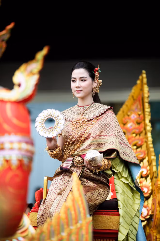 Dân tình náo loạn với nhan sắc cực phẩm của 'nữ thần Thungsa' trong lễ Songkran 2019 tại Thái Lan - Ảnh 5.